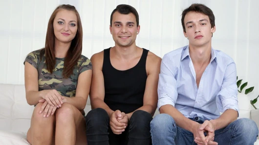 Bisex adamlar taze bir kedi paylaşımı