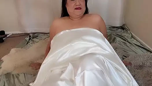 Saten çarşafımı seviyorum, özellikle amcığımda nasıl hissettirdiğini!