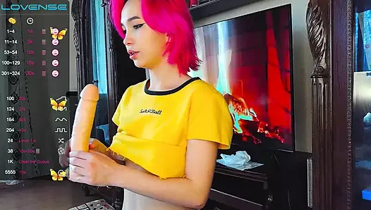 GENÇ ASYALI KADIN İZLEYİCİLERİN ÖNÜNDE BİR YAPAY PENİS EMMEYE ÇALIŞIYOR