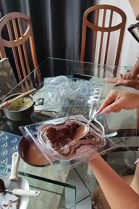 A Kel Abate E a Bruna Carlos Foram Fazer Ovos De Chocolate E Acabaram De Chupando