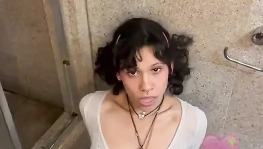 Güzel küçük amcık yere işemeyi seviyor