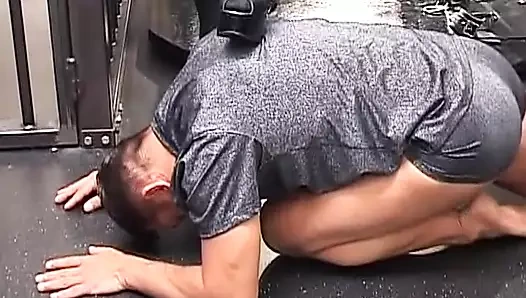 Alman seks hizmetçisi sikini emmeden önce efendisinin ayaklarını yalıyor