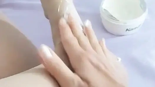 EL KREMI VE VÜCUT SÜTÜ ILE AYAK MASAJı