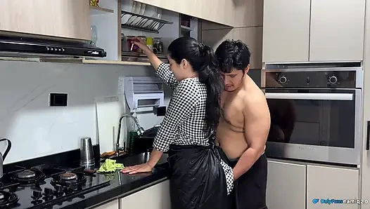 Patronum karısının dikkatsizliğinden faydalanıyor ve beni çok sert sikiyor!