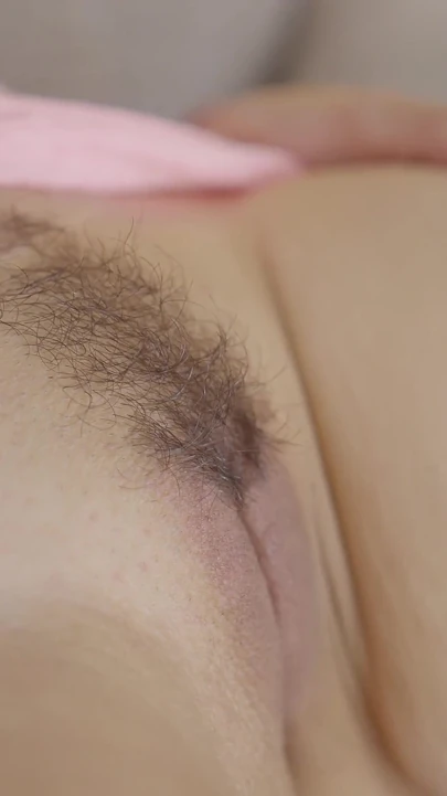 Olgun sarışın orta yaşlı seksi kadın yakın çekim için kıllı çalıyı açıyor