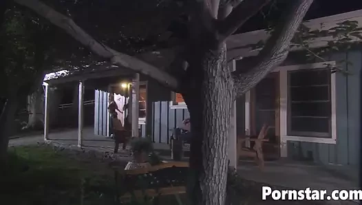 Muhteşem ateşli Brooke Banner açık havada emiyor ve amını siktiriyor