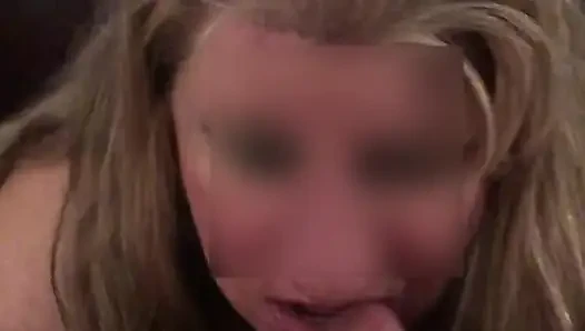 Evli kadın dildoya biniyor ve mastürbasyon yapıyor
