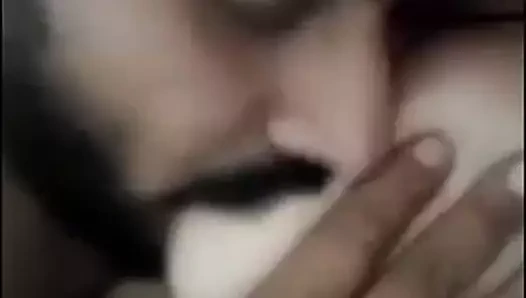 Emme göğüsler arasında desi eş