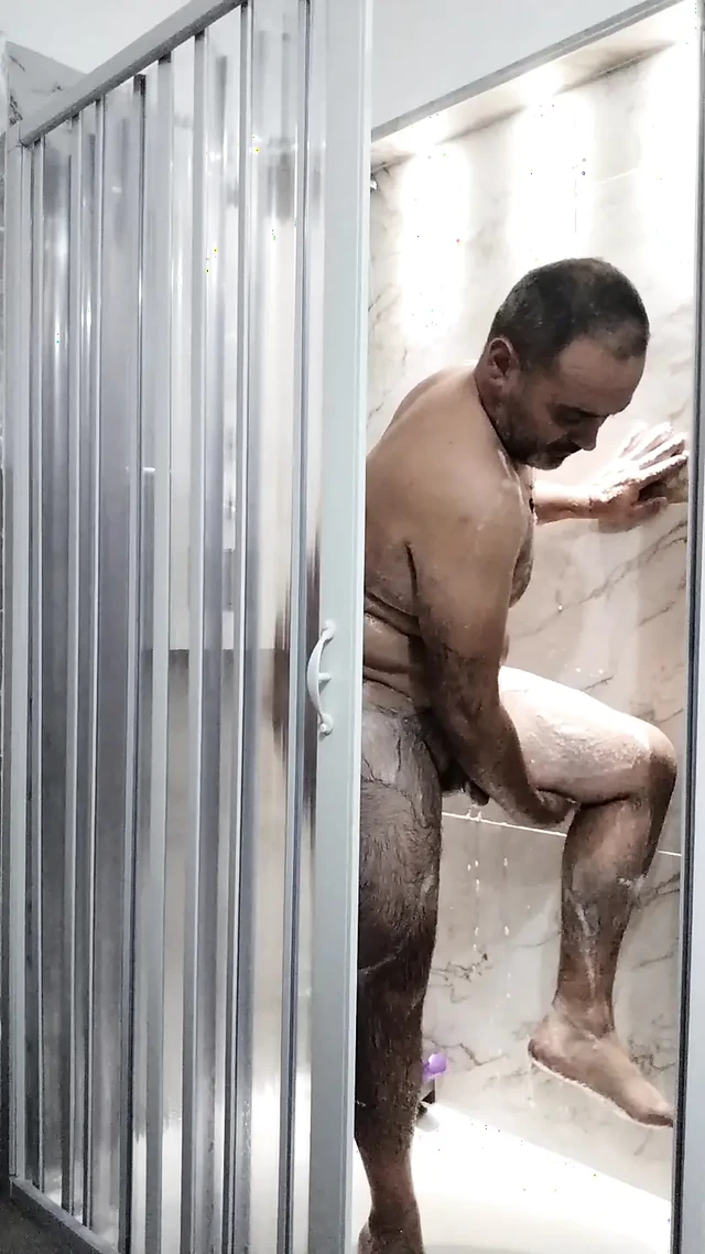 Голый мужик в ванной играет с хуем в душе