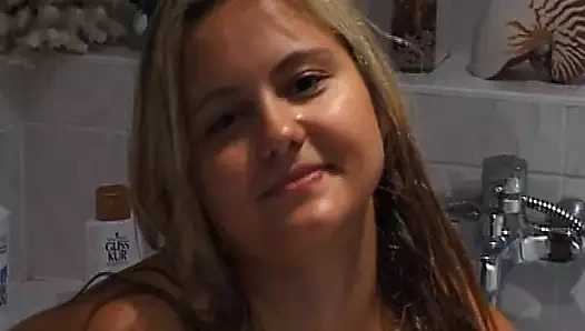 Blondine 22 Jahre blaesst bei ihrem ersten Casting direkt in der Badewanne
