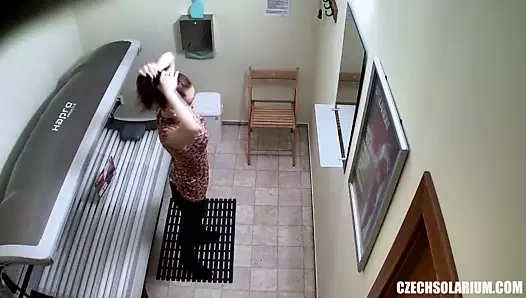 traş ve sıkı KEDİ yakalandı içinde solaryum