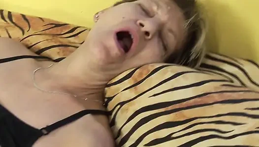 Yaşlı nine yalnız seksi seviyor!