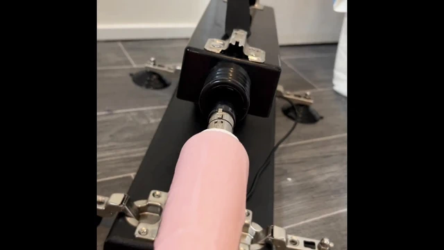 Orta yaşlı seksi kadın makine tarafından sikiliyor ve kendini fışkırtıyor