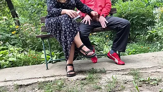 Olgun üvey annem parkta açık havada sikimi sağıyor