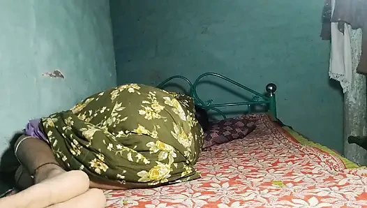 Seksi Hintli öğretmen öğrenci tarafından eğitim odasında sikiliyor Hintçe ses