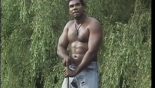 Sarışın ateşli orta yaşlı seksi kadın canavar bir yarak emmeden önce zenci bir adamı baştan çıkarıyor