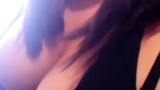 Vestido decotado exibindo seios grandes da esposa