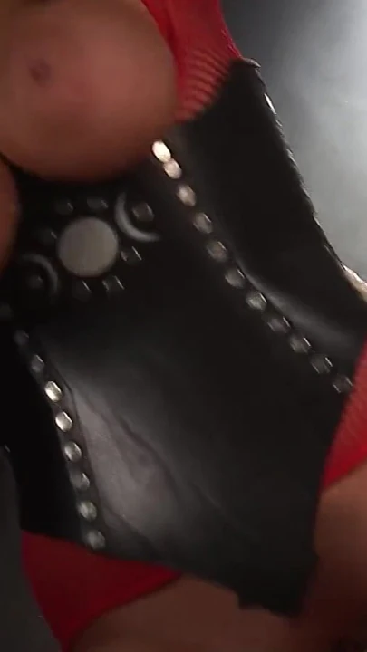 Orta yaşlı seksi kadın dominatrix jasmine black tarafından büyük yaraklı köle ile latekste kadın egemenliği seks | Klip 2