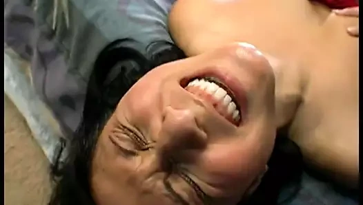 Dolgun zenci beyefendi kırmızı kıyafetli çekik gözlü çekici esmer ev hanımına saygılarını sunuyor