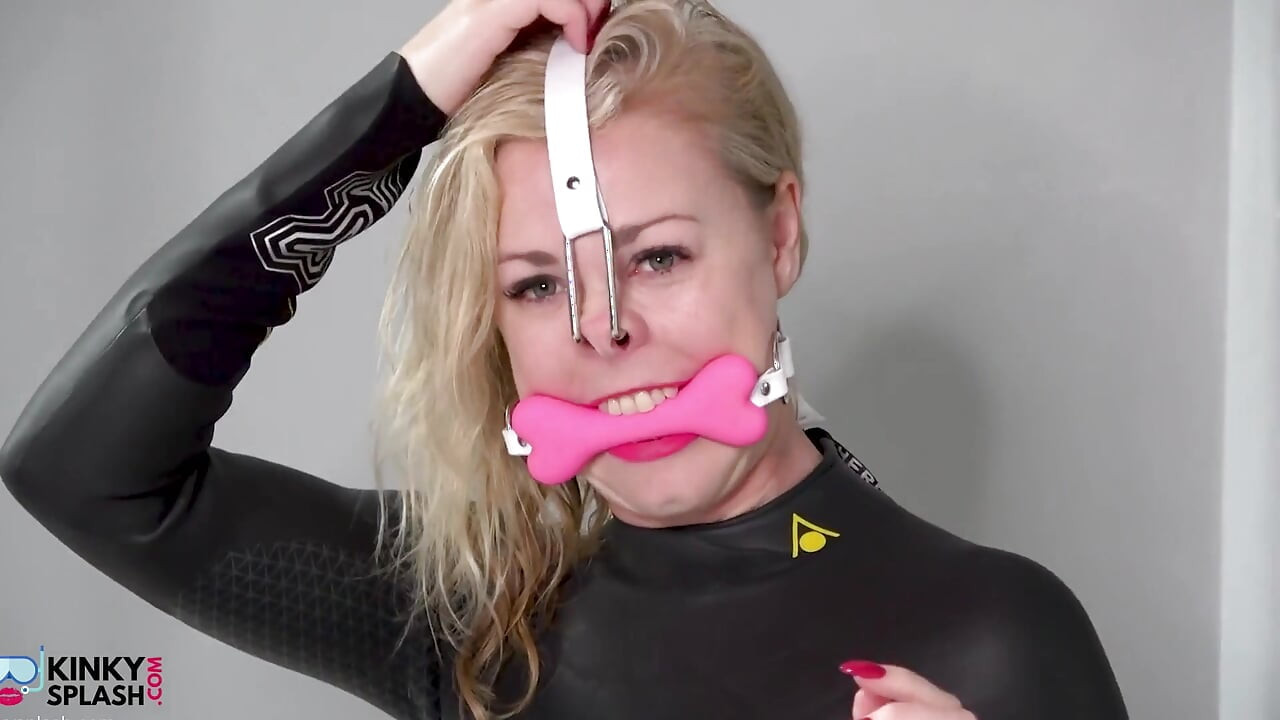 Lucy'nin sapık külotlu gaz maskeli striptiz ve döl direk dansı