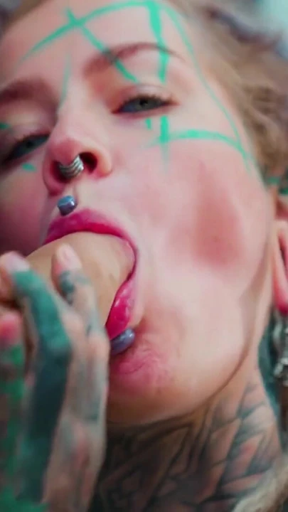 Dreadlocks ve topuklu ayakkabılar büyük zenci yarağının sert anal, yüze boşalma, anal, delik genişletmeleri | Klip 1