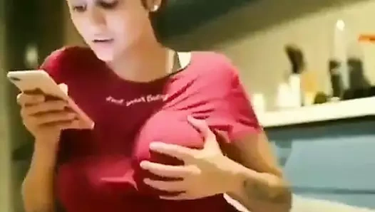 Bugünün ateşli kızının göğüsleri