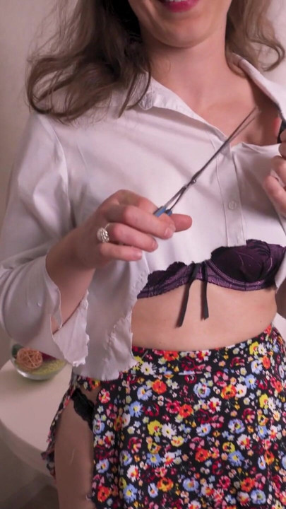 Seksi oda arkadaşı seni azdırmak için kıyafetlerini çıkarıyor | Klip 2