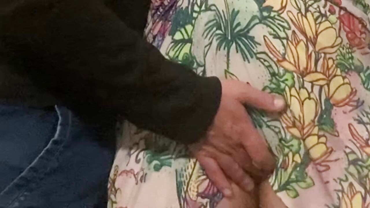 Omg!!! Garip sapık adam herkesin içinde ateşli hatun amını parmaklıyor
