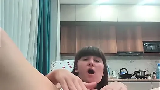 Amatör azgın 18 yaşındaki kız durmadan meme ucu kıskaçlarına boşalıyor anal tıkaç sert bdsm mastürbasyon