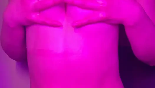 Kendimi yağla ovuyorum ve göğüslerimle oynuyorum