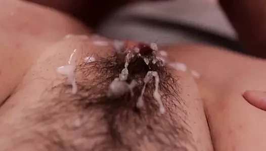 Yakın yukarı güzel kıllı kedi sikme ve yüksek sesle inilti kadın orgazm ile cumshot