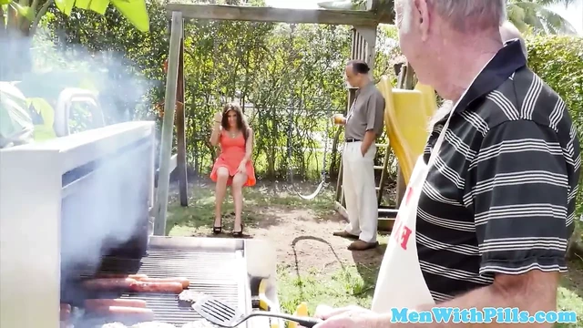 Юная крошка с большой попкой заглатывает у дедушки кончу