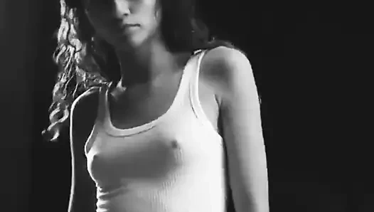 Ünlü sert meme uçları