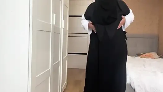 Tesettürlü Arap orta yaşlı seksi kadın porno izliyor ve titreşimli orgazm oluyor