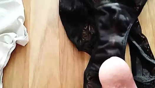 Branle sur les culottes sales