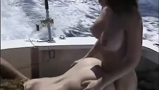 Lezbiyenler yatta seviyor