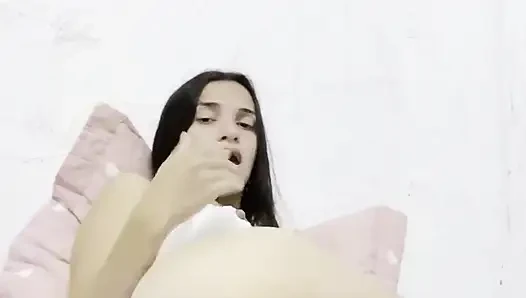 Latin kadın evde yalnızken parmaklıyor ve dildoya biniyor