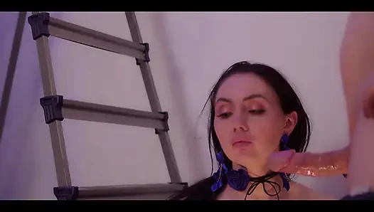 Sapık koca karısının götünü sikiyor ve kadın gerçek orgazm oluyor.