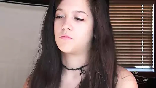 Caroline Ray sohbet etmekten ve sevimli amını göstermekten mutlu