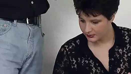 Almanya'dan kısa saçlı sürtük ofiste müşterisini memnun ediyor