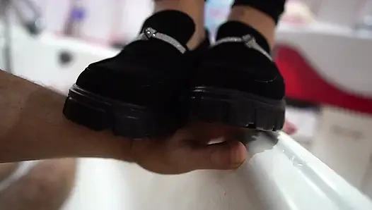 Pisando la mano en la bañera