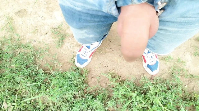 Açık havada sünnetsiz yarakla kendi kendine ve yere işiyor