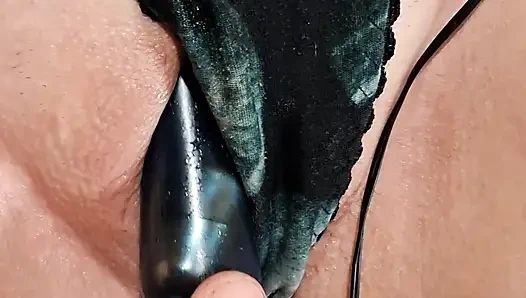 Klitorisiyle oynuyor