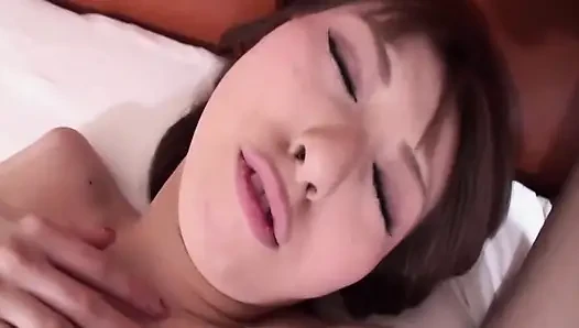 Orta yaşlı seksi kadınlar yarak emiyor ve yüzüne boşalana kadar sert sikiliyor