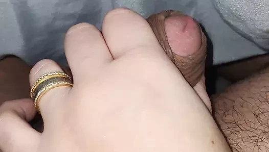 Üvey kız neredeyse üvey babasının yarağını sıvazlarken yakalanıyor