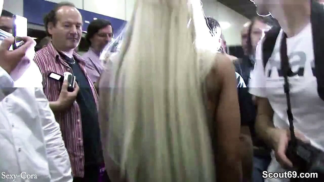 Zwei Teeny bei einer geilen Show auf der Venus Messe Berlin