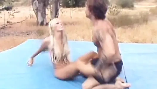 Mükemmel Fransız genç kız açık havada sikiliyor