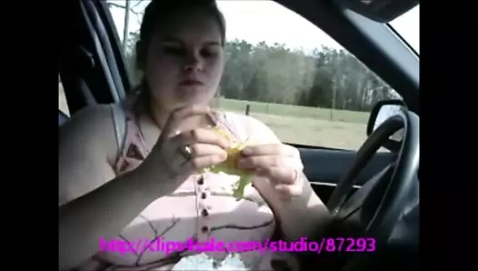 Koca memeli karısı hamburger ve patates kızartması yiyor ve içecekler – meme kazanıyor