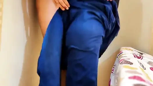 Pawg utangaç genç çalışan patron yan masadayken ofiste mastürbasyon yapıyor