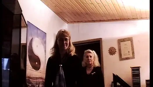 Ateşli amatör Alman sürtük boşalmadan önce yarağa biniyor